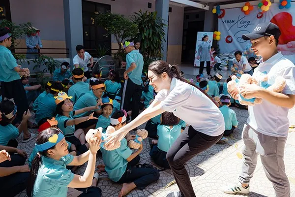 Hộp quà tặng và tiền thưởng